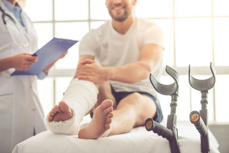 Quelle chaussure faut-il porter avec une orthèse à Paris ?